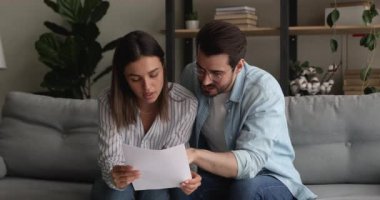 Kağıt belgeler okuyan konsantre genç çift.