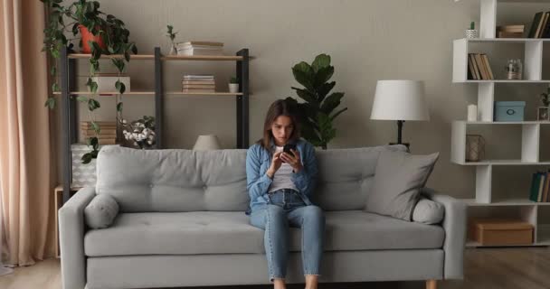 Glückliche emotionale junge Frau feiert Online-Erfolg. — Stockvideo