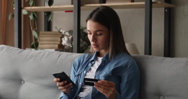 Szczęśliwa młoda kobieta korzystających zakupy w aplikacji mobilnej. — Wideo stockowe