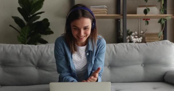 Feliz bela jovem segurando vídeo chamada conversa. — Vídeo de Stock