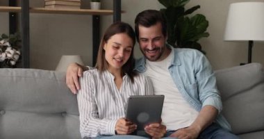 Mutlu aile çifti web kameralı yakınlaştırma konuşması yapıyor..