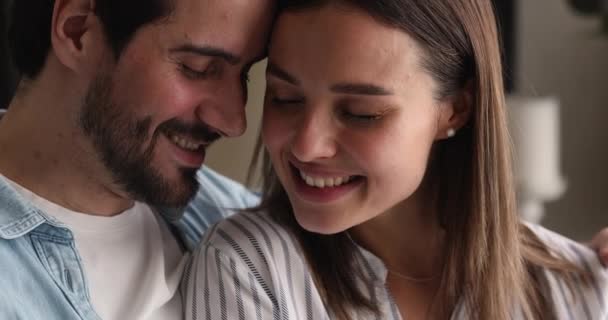 Primer plano cabeza disparo sincero amoroso millennial familia pareja abrazando. — Vídeos de Stock