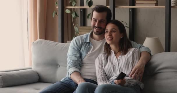 Feliz jovem casal assistindo programas de TV. — Vídeo de Stock