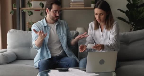 Stressed young married couple arguing managing monthly budget. — Stock videók