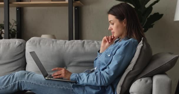 Pensativo jovem 20s mulher trabalhando no computador. — Vídeo de Stock