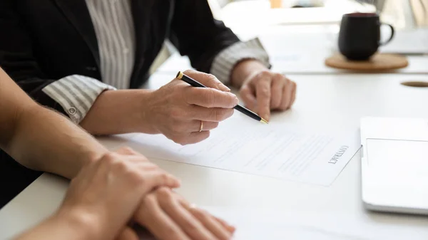 Handen van oudere vrouwelijke cliënt lezen en ondertekenen contract — Stockfoto