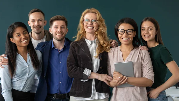 Happy corporate mature mentor and multiethnic group of interns — Stock Photo, Image