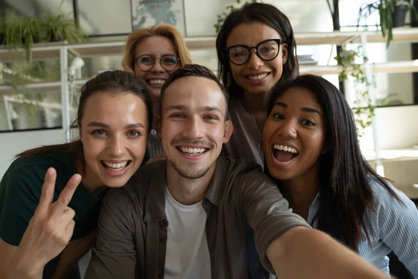 Felice eccitato team aziendale diversificato, dipendenti di diverse generazioni — Foto Stock