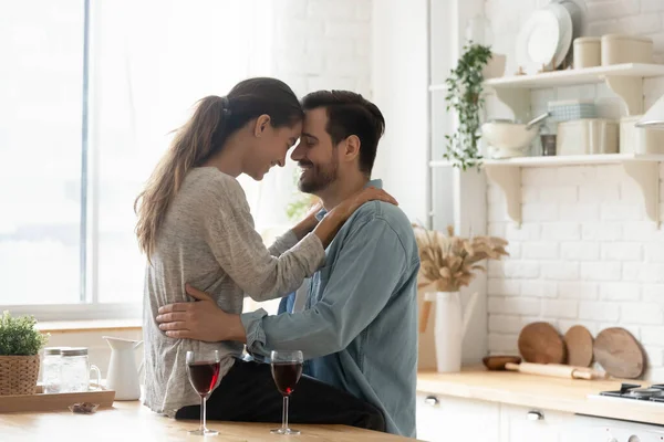 Прекрасна пара в любові торкається чола насолоджуватися побаченням з вином — стокове фото