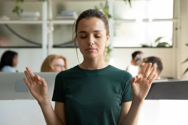 Pacífica calma millennial empleado de la oficina manteniendo la mano zen gesto — Foto de Stock