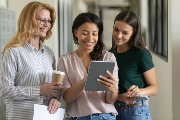 Mixed race leader showing virtual presentation on tablet to employees — Stock Photo, Image