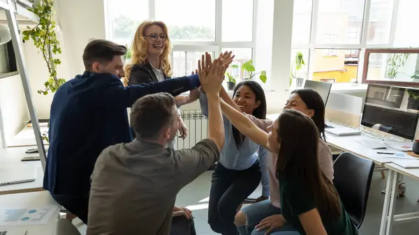 Happy excited diverse team, smíšené zaměstnance závodní kanceláře — Stock fotografie