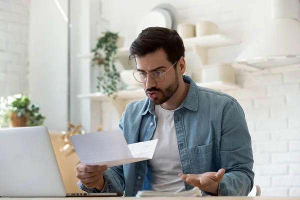 Homem estressado lendo más notícias na carta recebida — Fotografia de Stock