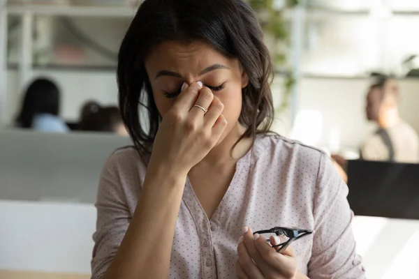 Cansado mestizo raza negra mujer de negocios tocando, frotando nariz puente — Foto de Stock