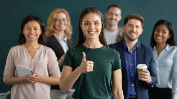 Jovem empresária feliz fazendo como polegar para cima — Fotografia de Stock