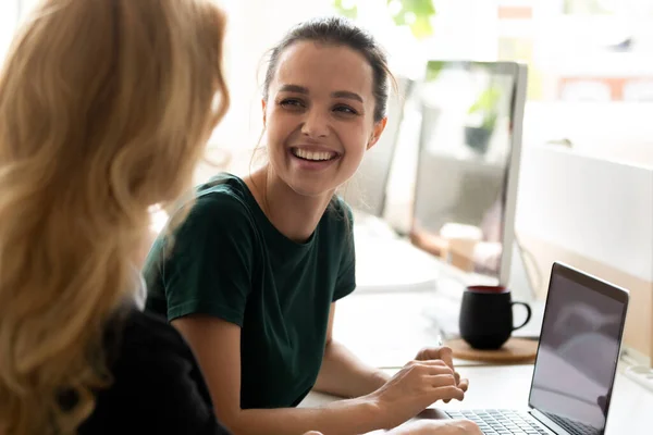 Estagiária milenar feliz, estudante conversando com professor, tutor de consultoria, — Fotografia de Stock