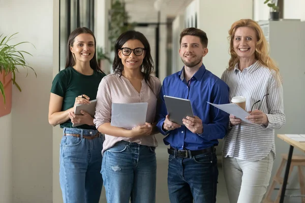 Feliz equipo de negocios multiétnico envejecido diferente posando en el cargo — Foto de Stock