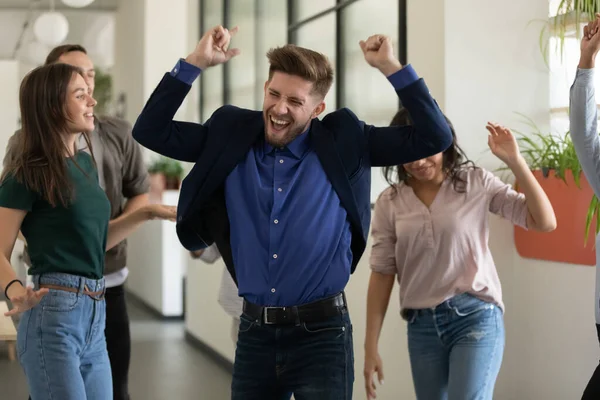 Happy office team har det sjovt til fest, fejrer godt resultat - Stock-foto