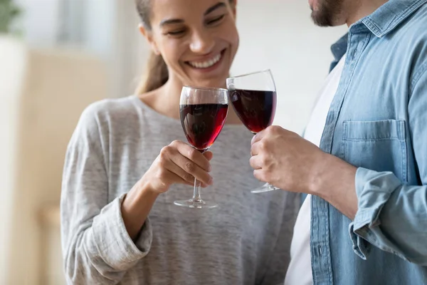 Glada par clink glas rött vin fira livet händelse — Stockfoto