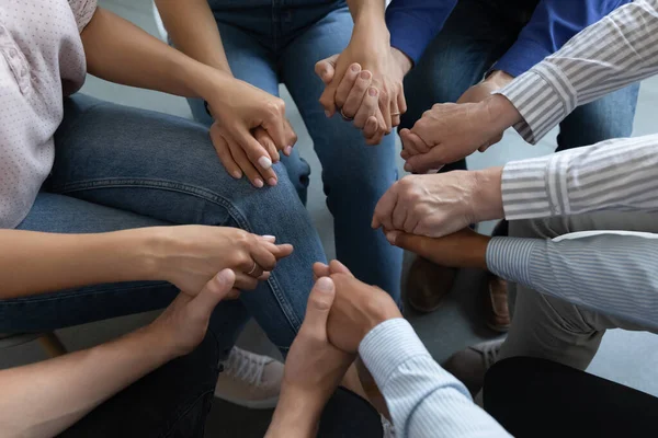 Grupo de oraciones anónimas adictas rezando en la reunión de terapia — Foto de Stock