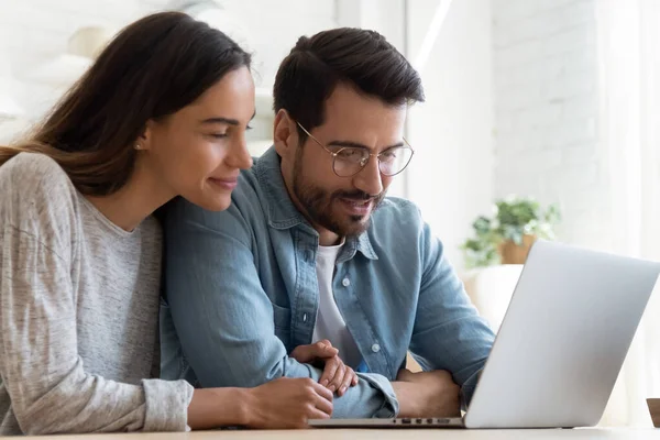 Pareja mirando la pantalla del ordenador portátil ver vídeo, leer oferta comercial — Foto de Stock