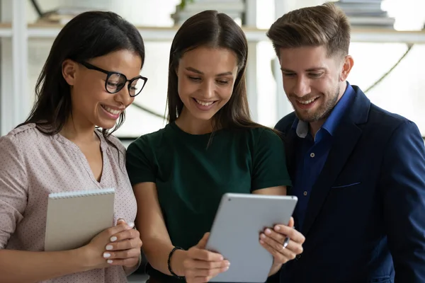 Happy satisfied diverse young business team of employees using tablet — Stock Photo, Image