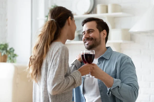 Couple amoureux tenant des verres à vin profiter sortir ensemble dans la cuisine moderne — Photo