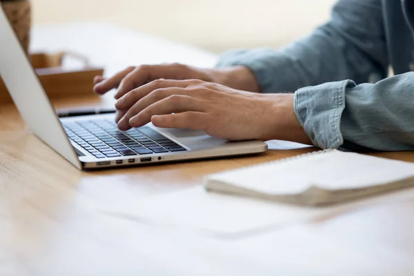 Vista de cerca manos masculinas escribir en el ordenador portátil — Foto de Stock