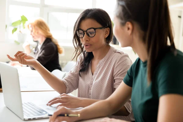 Ernsthafte Gespräche über Start-up-Projekt — Stockfoto