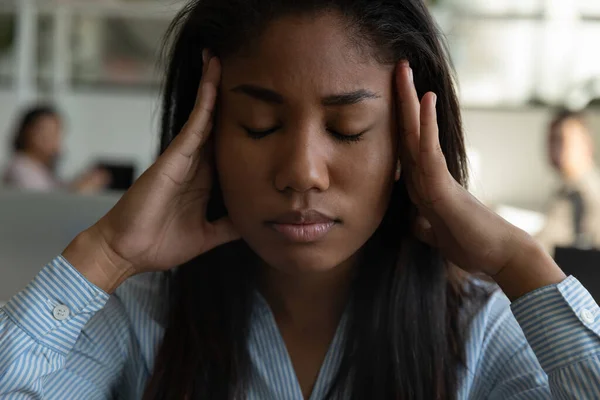 Stressed lelah ras hitam karyawan kantor menderita sakit kepala — Stok Foto