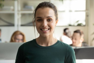 Ofiste poz veren yeni yetme öğrenci kızın kutlu olsun.