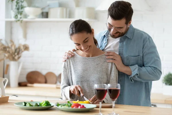 Petite amie attentionnée préparer un dîner végétarien sain pour petit ami — Photo