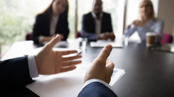 Handen van business leader, executive praten met diverse team — Stockfoto
