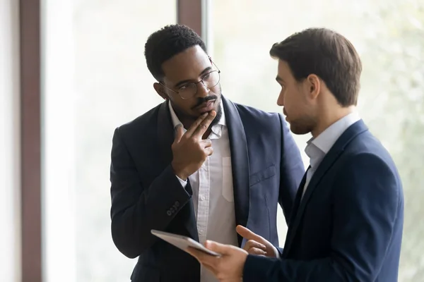 Serious business mentor, coach training Black intern — Stock Photo, Image