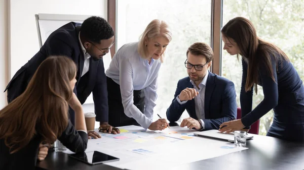 Serious senior mentor, corporate teacher training interns — Stock Photo, Image