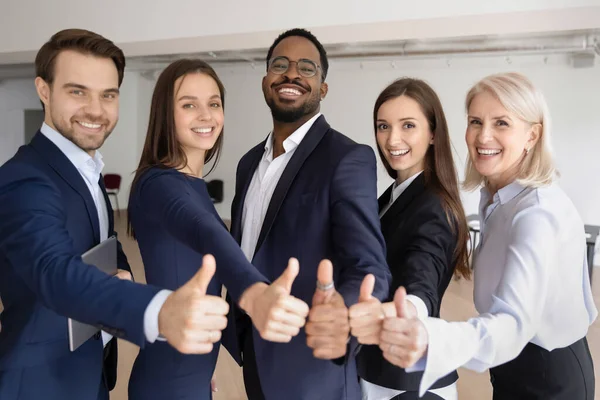 Feliz multiétnico equipo de negocios envejecido diferente haciendo pulgares hacia arriba — Foto de Stock