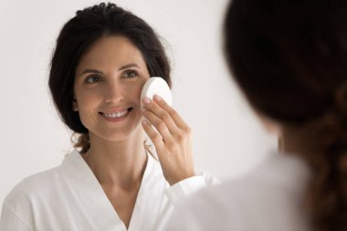 Bin yıllık İspanyol kadın özel süngerle hassas yüz derisi yüzüyor.