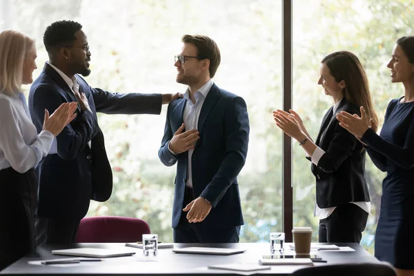 Squadra diversificata grata che esprime riconoscimento, apprezzamento, riconoscimento al leader — Foto Stock