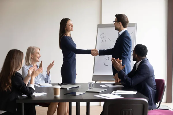 Feliz emocionado empleado promovido estrechando la mano con el jefe — Foto de Stock