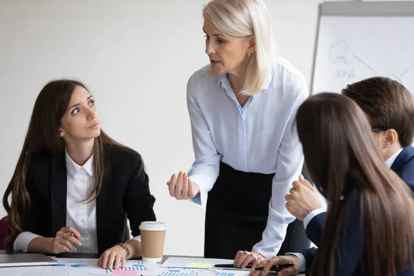 Zelfverzekerde senior business teacher training groep stagiaires — Stockfoto