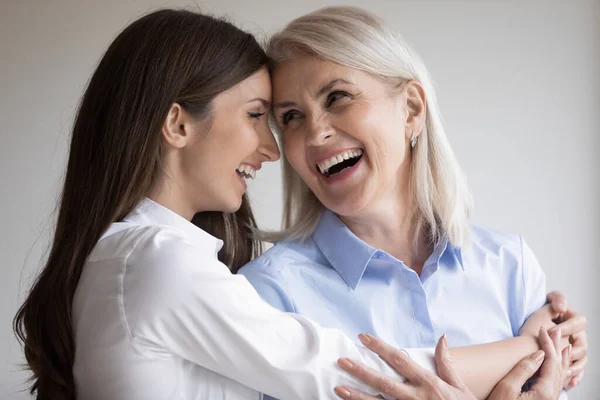 Feliz emocionado mamá mayor y la hija adulta se divierten juntos — Foto de Stock