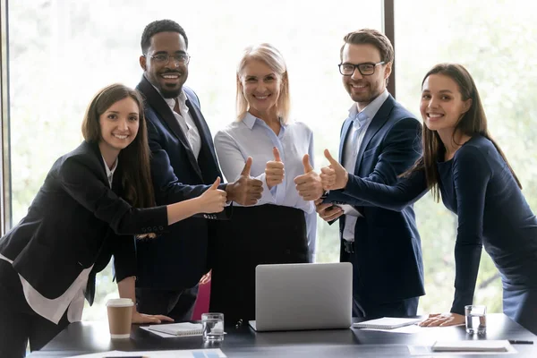 Felice squadra di business diversificata facendo pollici in su gesto — Foto Stock