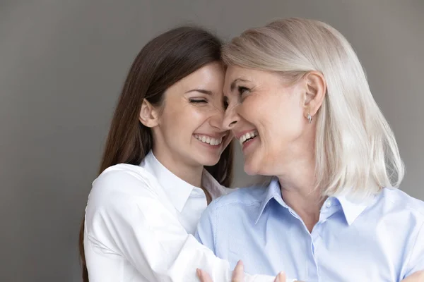 Feliz dulce adolescente nieto y la abuela mayor disfrutando del tiempo juntos — Foto de Stock