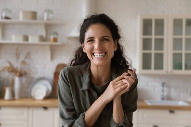 Neşeli bin yıllık Latin kadın antrenör ev mutfağında webinar vuruyor.