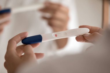 Milenyum bayanlarının ellerinde yurtiçi hamilelik testi pozitif sonuç veriyor.
