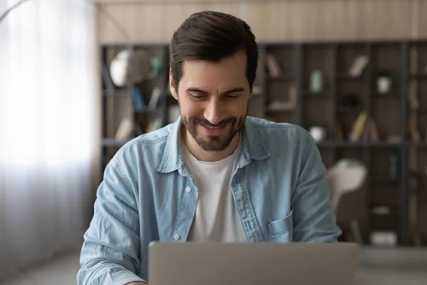 Gelukkig jong Kaukasisch man werken op computer. — Stockfoto