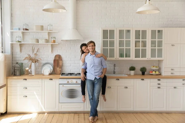 若いカップルの家の所有者を愛する新しいキッチン家具を購入してうれしい — ストック写真