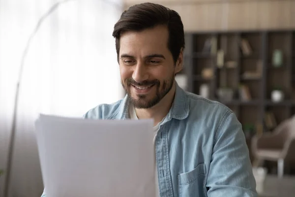 Happy millennial generation man reading paper document. — Stock Photo, Image