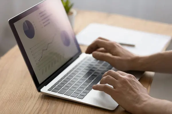 Primer plano joven empresario analizando las estadísticas de ventas. — Foto de Stock