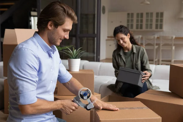 Entusiástico jovem casal melhorar as condições de habitação realocar pertences pacote — Fotografia de Stock